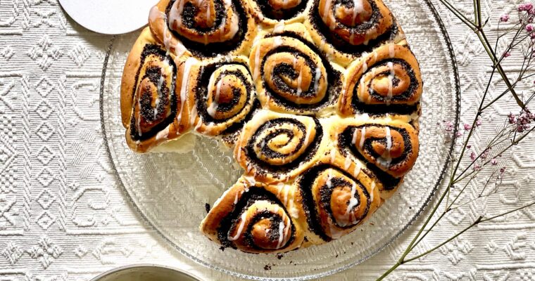 Mohn-Rosenkuchen mit Pflanzenmilch