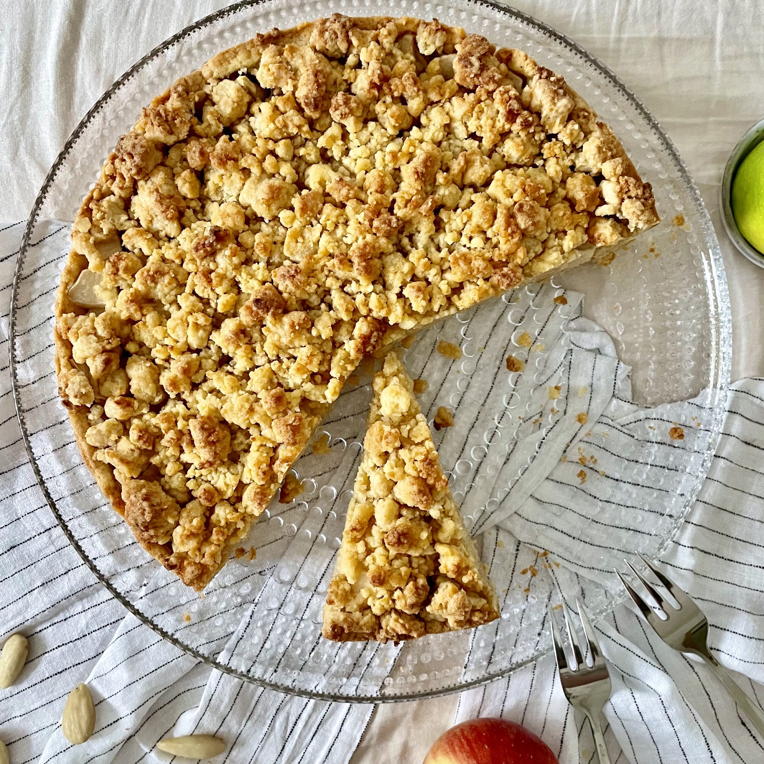 Apfelkuchen mit Marzipanstreuseln